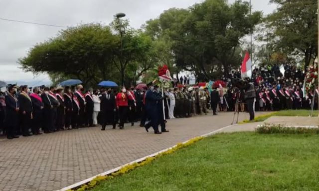 Los actos se desarrollan en medio de una intensa llovizna 