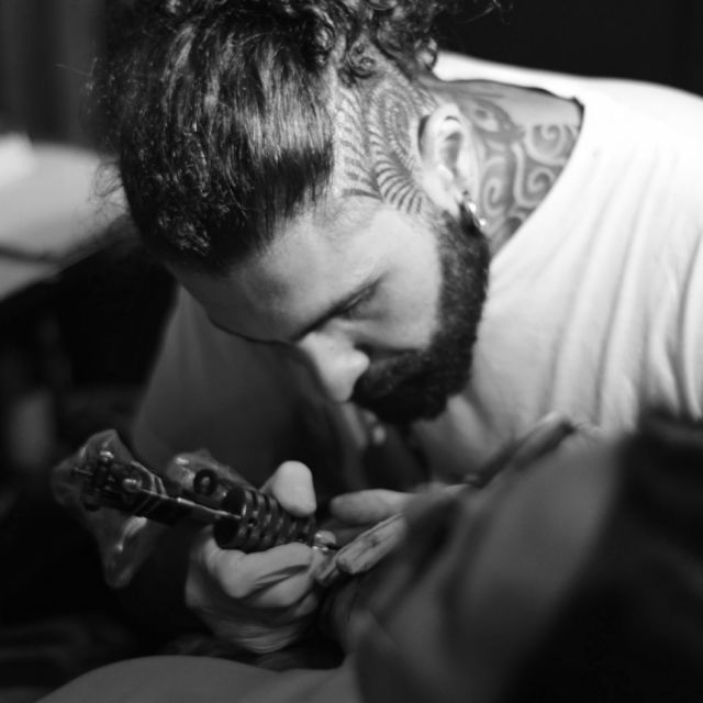 Emir tatuando