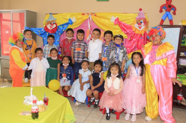 Niños del Kinder Óscar Alfaro, primera sección, junto a la profe Miriam