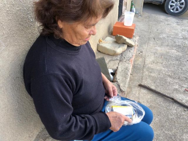 Doña Luz tomando sus medicinas
