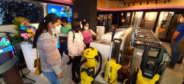 Población visita la tienda CAMSA en Tarija