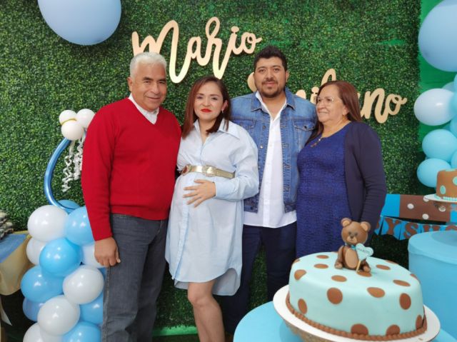 Omar Gareca y Elizabeth Gareca, felices con la pareja