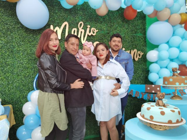 Daniela Gareca, Marco Echave y la pequeña Lained Echave con los próximos padres