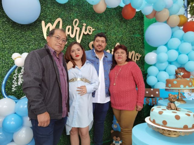 Román Medrano y Janeth Herrera, orgullosos junto a los futuros padres