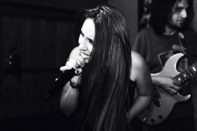 Karla al micrófono