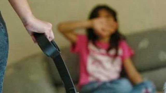 Arrestan a una mujer por agredir a su hija 