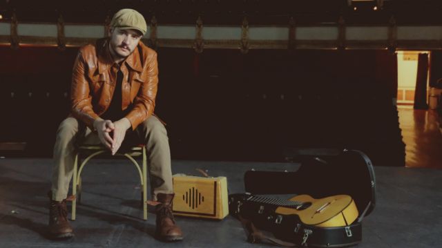 Miguel Inzunza y su guitarra