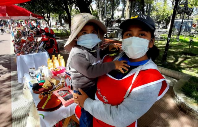 Madre trabajadora en una feria productiva en la plazuela Sucre