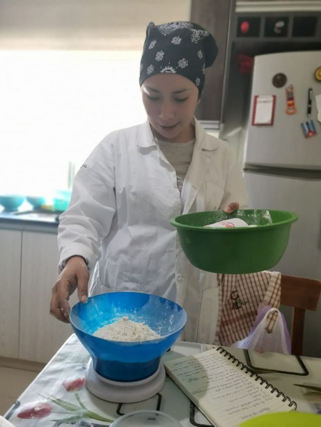Carola elaborando sus Manjares