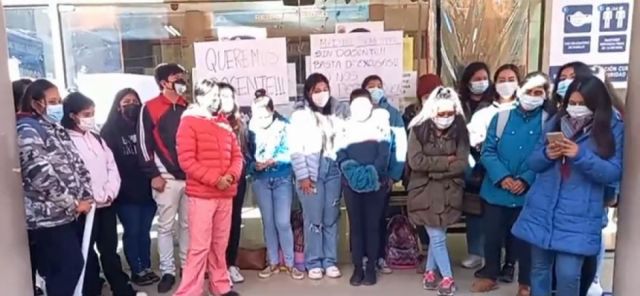 Toman la facultad de Bioquímica para exigir la designación de docente