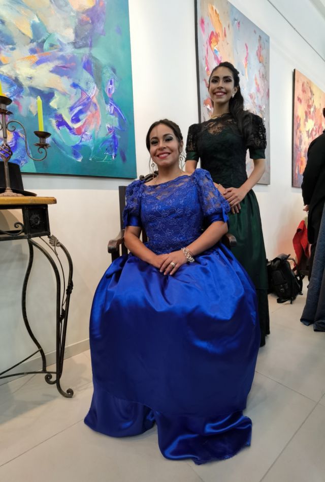 Alejandra Urzagasti y Ema Taja, del ballet Libertad, ataviadas a la usanza colonial.