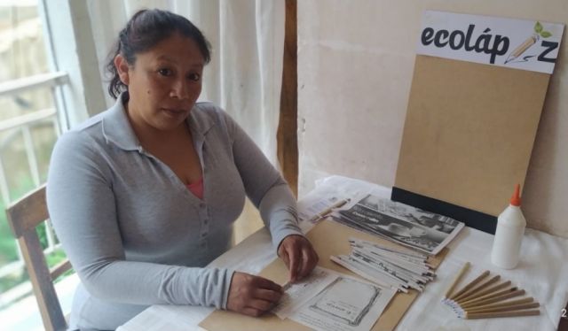Cinthia elaborando ecolápices