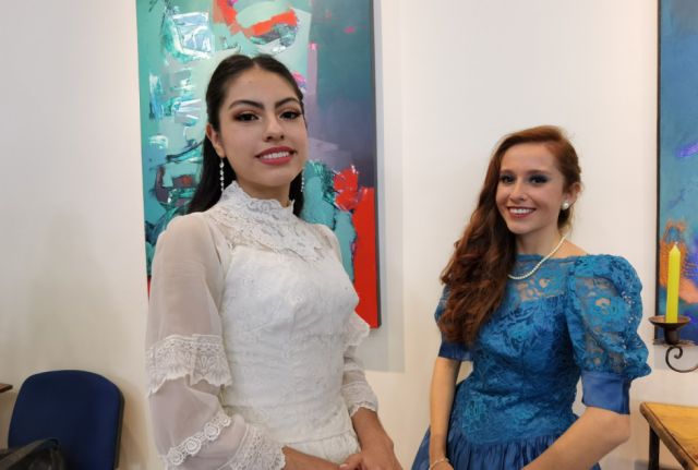 Alejandra Narvaez y Gimena Galarza, del ballet Libertad, vestidas de época.
