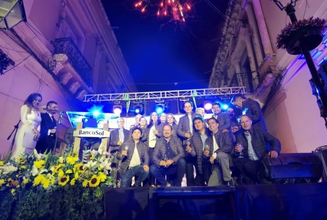 Ejecutivos de BancoSol festejando el hito.