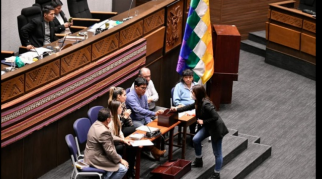 MAS aún no llegó a un acuerdo para elegir Defensor, regionales se reúnen para evaluar a candidatos