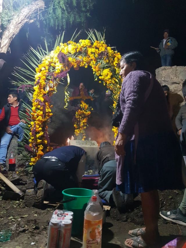 Saúl Perales, Domingo Villa y Herminia Castro abriendo la Pachamama
