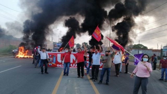 Maestros protestan con cierres de vías en Ecuador
