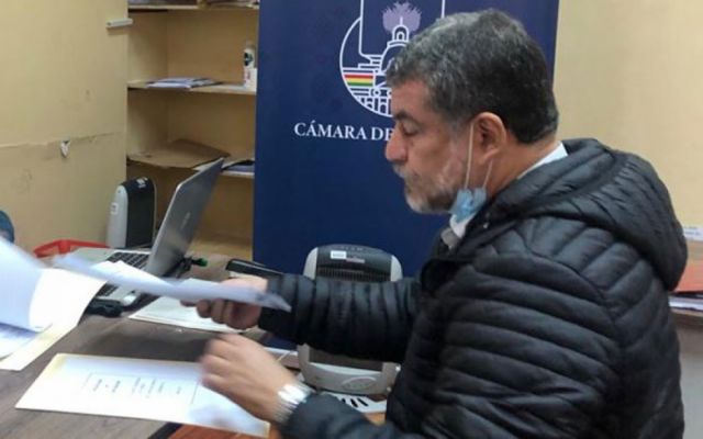 Postulante a Defensor inhabilitado acude a un Amparo