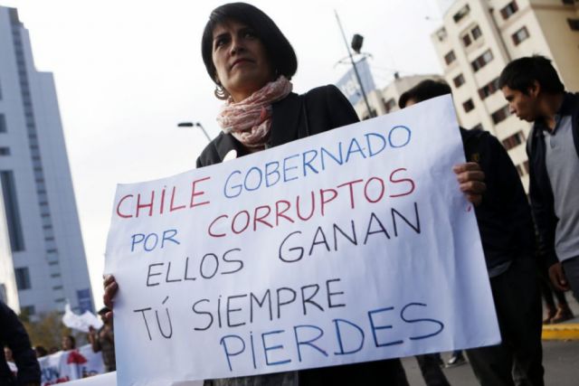 Estudiantes protestan contra corrupción en Chile
