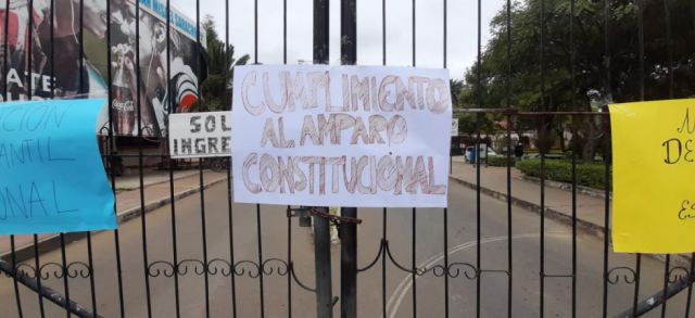 Carteles de protesta en puertas de ingreso al Campus Universitario