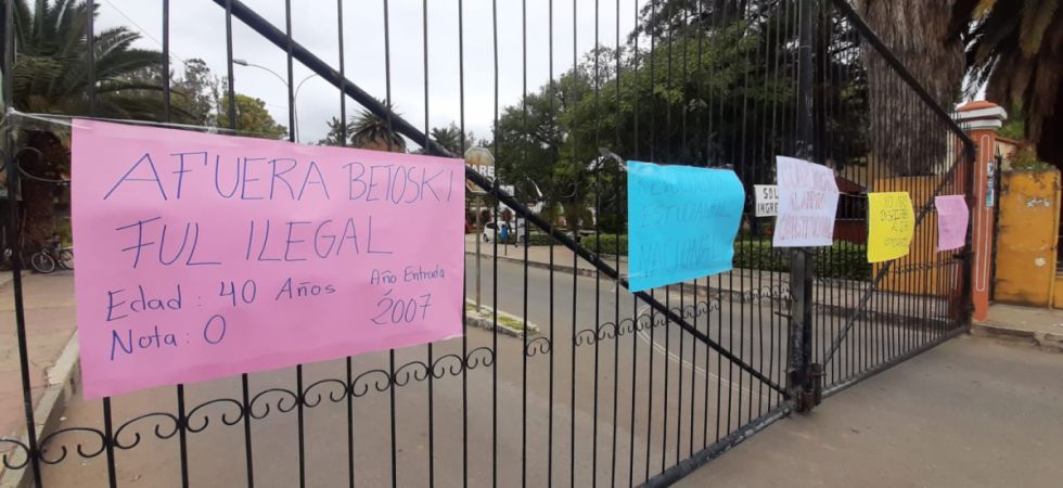 Carteles de protesta en puertas de ingreso al Campus Universitario