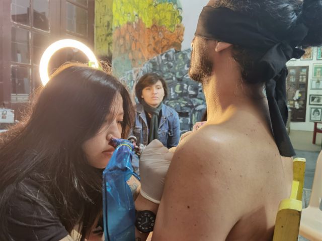 A las 8 y 20, Daniela comienza un nuevo tatuaje
