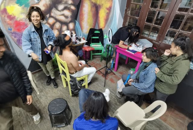 En fila de espera para tatuarse a ciegas