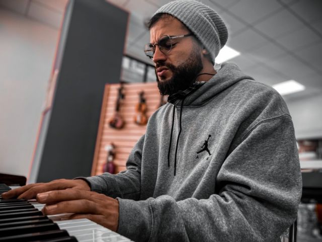 Ezequiel probando instrumentos