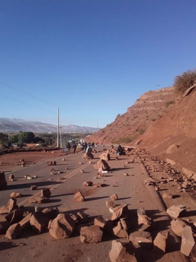 Bloqueo y vehículos varados en la ruta Camargo - Tarija