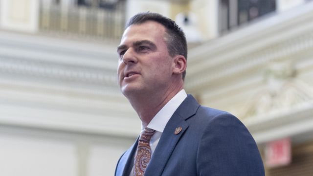 El gobernador del estado de Oklahoma firma la ley de prohibición del aborto más estricta de EE.UU.