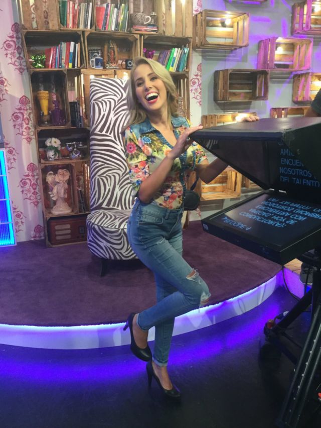 Adry Vargas, divertida en el set