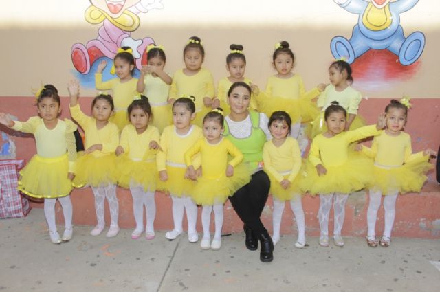 “Muñecas bailarinas”, del curso 1º B, profesora Mirna Q.