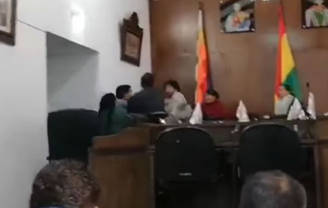 Concejales de Sucre llegan a los golpes en medio de una sesión Concejales de Sucre llegan a los golpes en medio de una sesión
