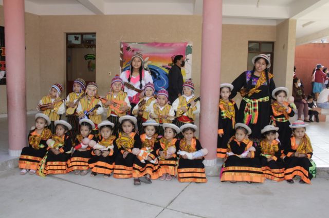 La danza potosina del 1ºA con la profesora Miguelina. 