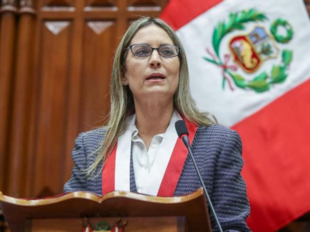 María del Carmen Alva niega plan para destituir a Castillo