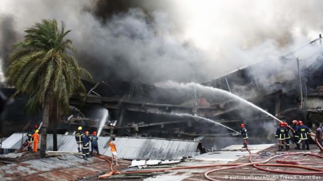 "Bolas de fuego cayendo como lluvia": al menos 49 muertos y cientos de heridos en una explosión en Bangladesh