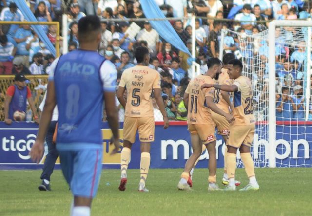 Con goles de Sávio, Lima y Uzeda, el club Bolívar ganó en Santa Cruz