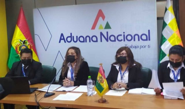 La Aduana se querella contra dos policías de Diprove por falsificar ingreso de vehículos reportados por robo en Chile La Aduana se querella contra dos policías de Diprove por falsificar ingreso de vehículos reportados por robo en Chile