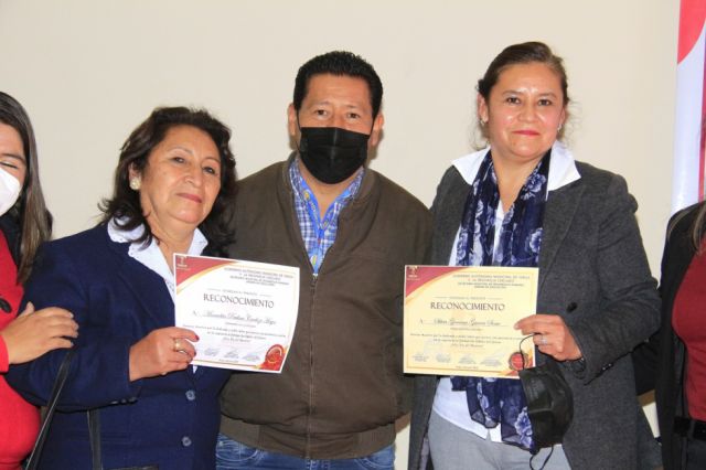 Lic Manuelita Cardozo y Lic. Silvia Gareca, con Félix Tapia.