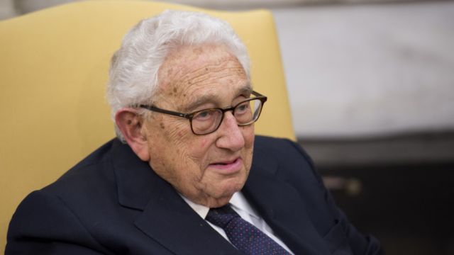 Kissinger llama a “ceder” en el conflicto en Ucrania