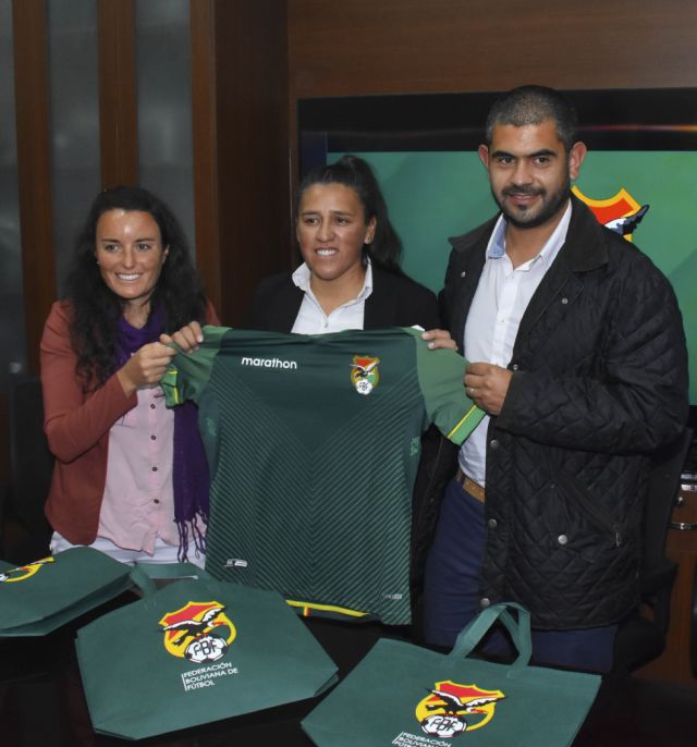 Selección femenina trabaja en la Academia Tahuichi