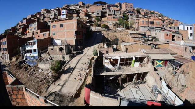 Vecinos en Cochabamba rescatan a mujer maniatada que era trasladada a una construcción abandonada