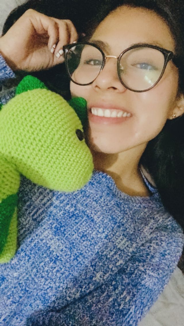 Vivi con su “Dino bebé” de Gurumi.