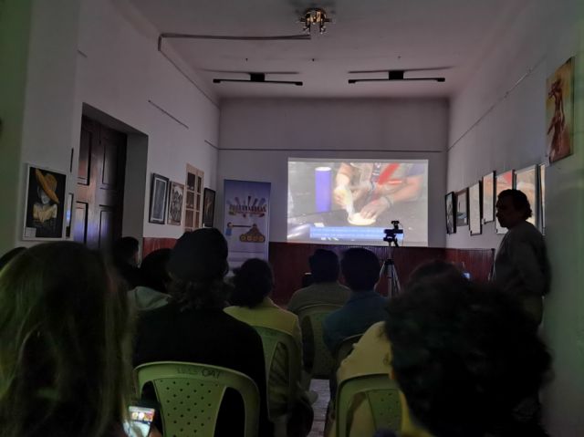 Visionado de tutoriales y documental.