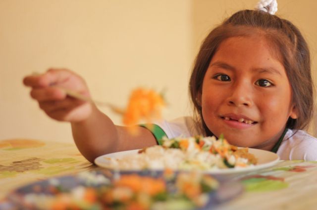 Insistir sin enojarse es clave para que los niños aprendan a comer