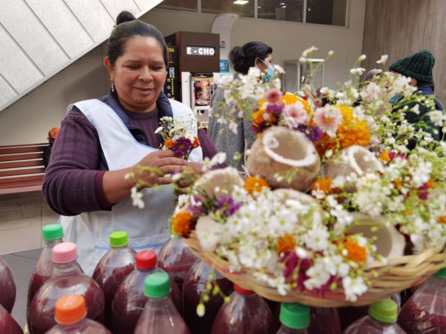 Preparando las copas de ajipa con flores