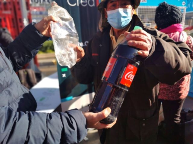 Coca-Cola incentiva el uso de botellas retornables con acción de canje 