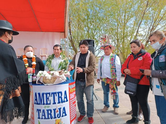 Representantes de asociaciones de medicina tradicional preparan la q’oa.