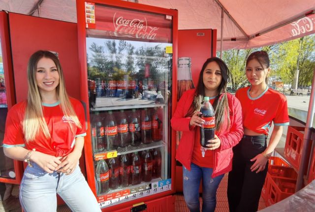 Celeste Gutiérrez, Maribel Palma y Natalia Reyes entregaron las gaseosas.