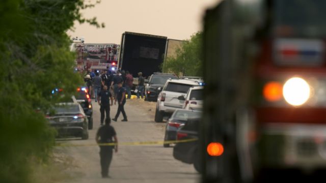 López Obrador confirma la muerte de 50 migrantes por asfixia en un tráiler en Texas: "Hay tráfico de personas y falta de controles en la frontera" López Obrador confirma la muerte de 50 migrantes por asfixia en un tráiler en Texas: "Hay tráfico de personas y falta de controles en la frontera"